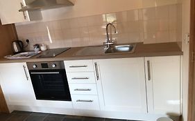 Nuneaton - Cottage - Sleeps 2 - Parking - Garden